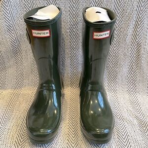 Hunter rain boots. Women’s original short gloss. Dark olive. Size 8.